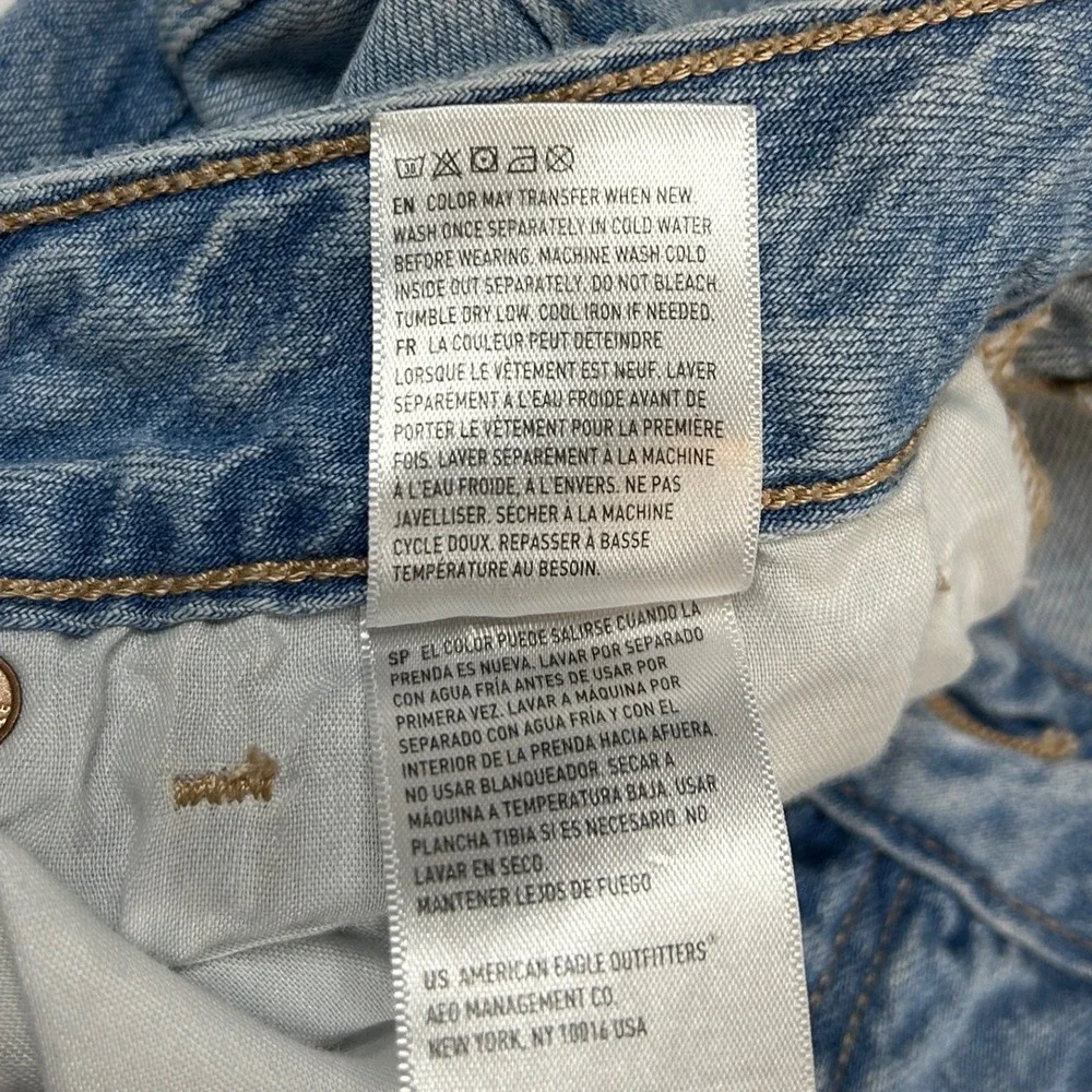 American Eagle Mom Jeans Ripped Distressed Light Wash Denim‎ Size 2